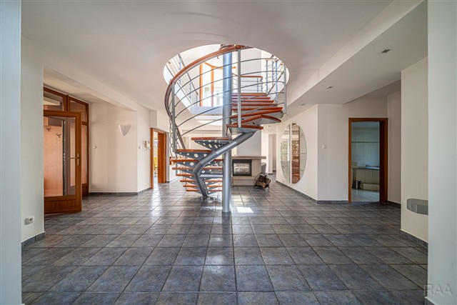 centrální část domu [23/56]