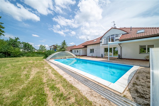 dům a bazén za domem [2/56]