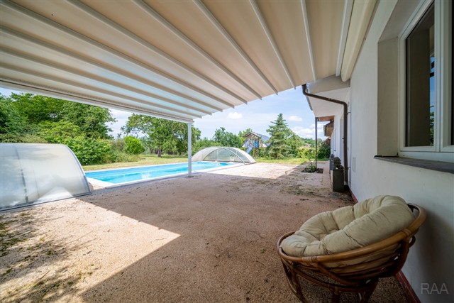 dům a bazén za domem [4/56]